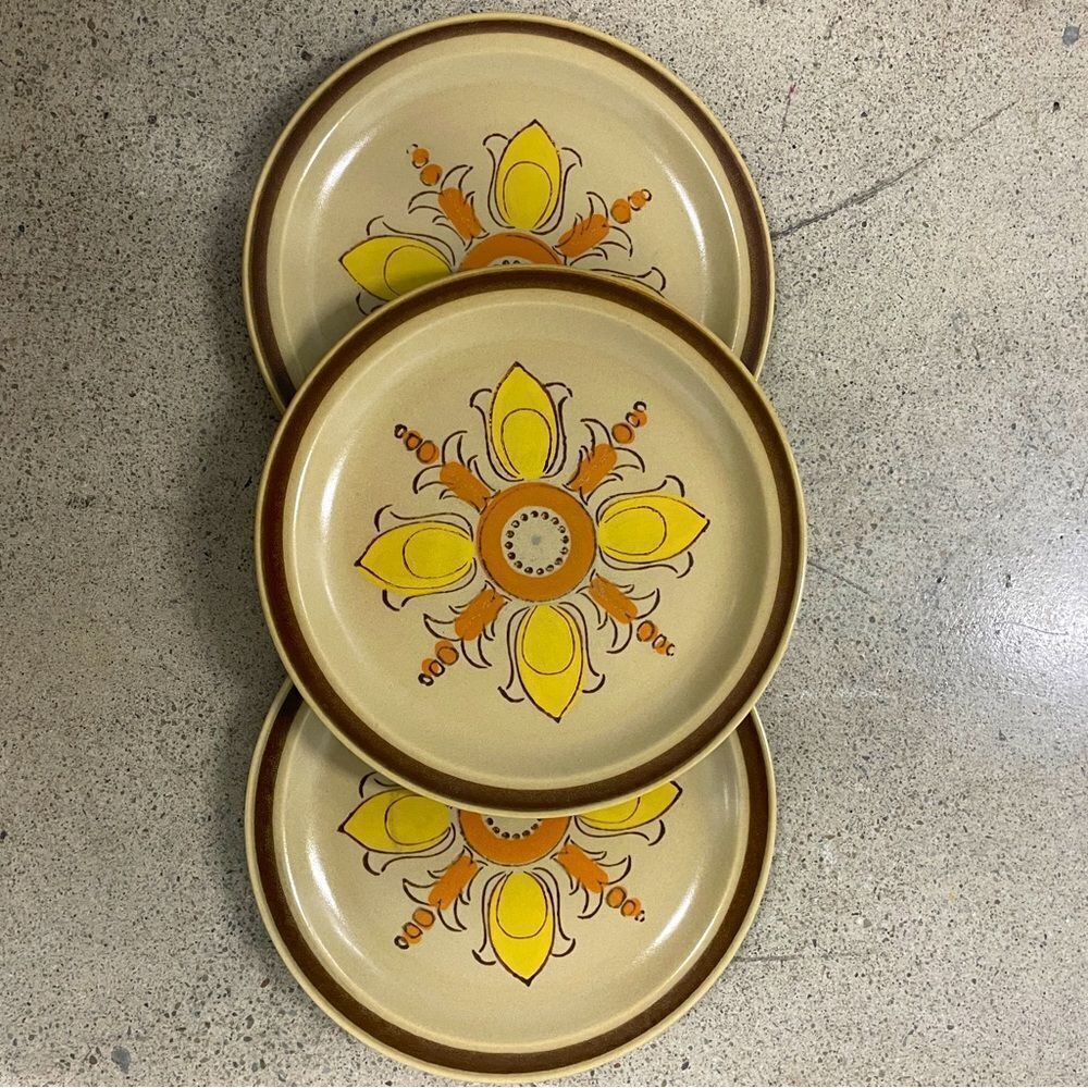 Set of 3 Vintage Stoneware Plates - Picture 3 of 4